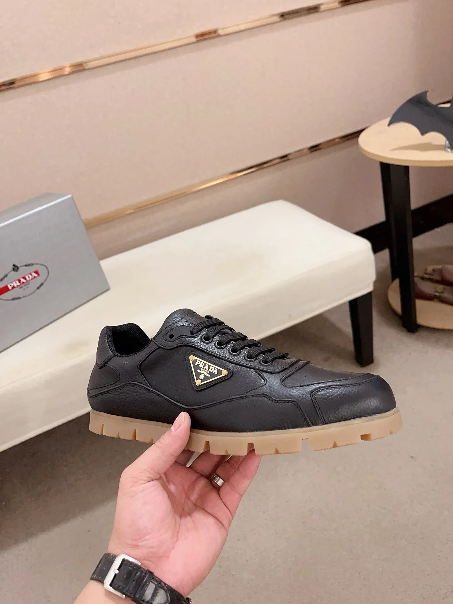 Men's shoes 💰 540💰 ✔️✔️✔️Higher version High-quality new PRADA (Prada) counters are launched at the same time. The new men's shoes and 😘 fabrics are made of high-tech glue-making technology. Lining: Full cowhide lining. 👍🏿 High-end ☄️ air-cushion molded anti-slip rubber outsole, exquisite lines, simple and elegant, comfortable and high-end for leisure travel. Code number: 38 to 44 (45 can be customized and cannot be returned or exchanged)